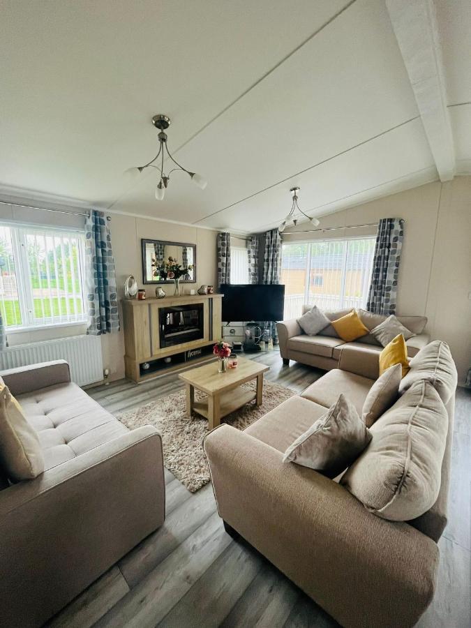 Rowan Lodge With Hot Tub Malton Buitenkant foto