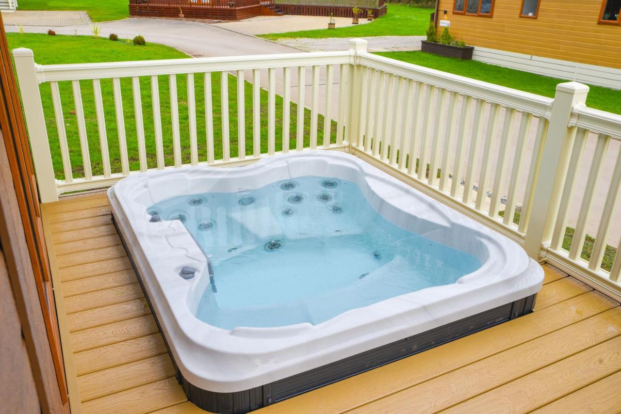 Rowan Lodge With Hot Tub Malton Buitenkant foto